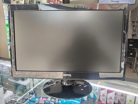 monitor benq 19′′, puerto VGA ,cable poder ,cable VGA, garantía 6 meses.