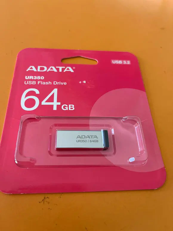 Memoria USB de 64GB UR350 3.2 Gen 1 (retrocompatible 3.0 y 2.0), diseño elegante sin tapa. Color Metálico, negro. UR350-64G-RSR/BK 1