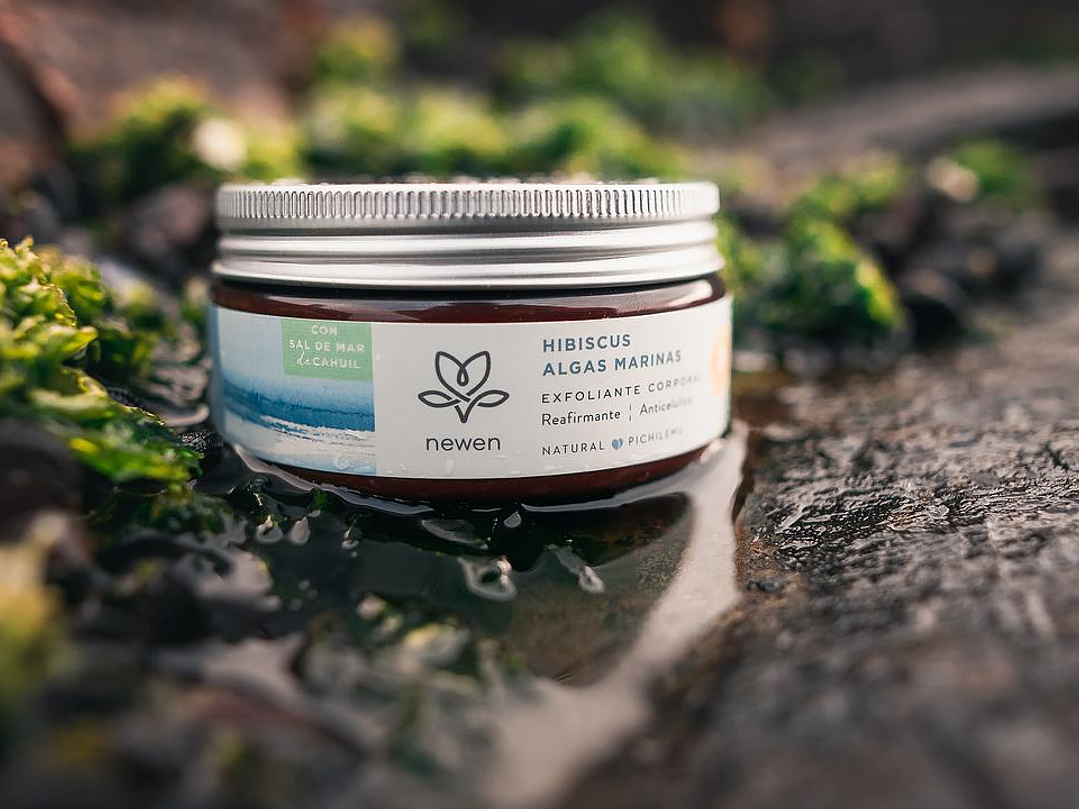 Exfoliante Corporal reafirmante y anticelulitis de Hibiscus y Algas Marinas, Newen. 200 grs. 2