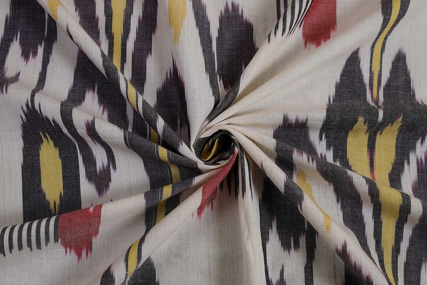 Ikat de Algodón Geométrico – Negro, Blanco, Amarillo y Rojo 1
