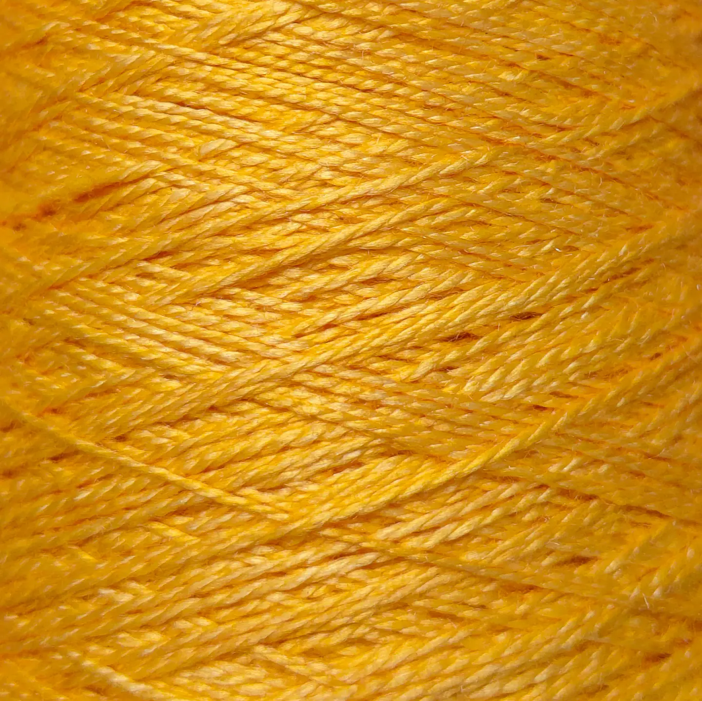 Hilo de Seda Mulberry Teñido a Mano – 50 g / 400 m  2