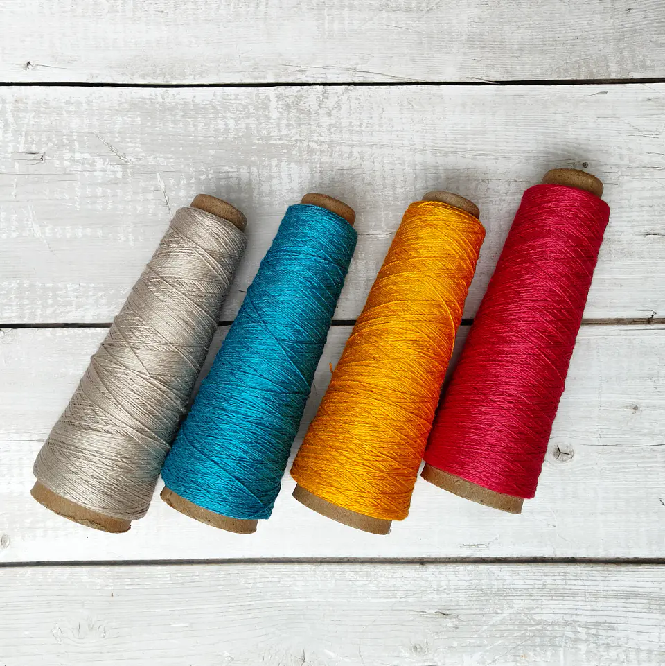 Hilo de Seda Mulberry Teñido a Mano – 50 g / 400 m  1