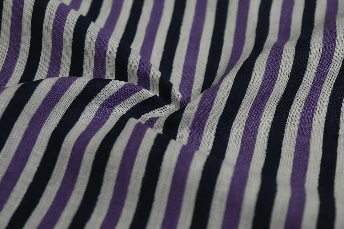 Tela de Lino 100% Natural Estampado – Blanco, Morado y Azul Marino 1