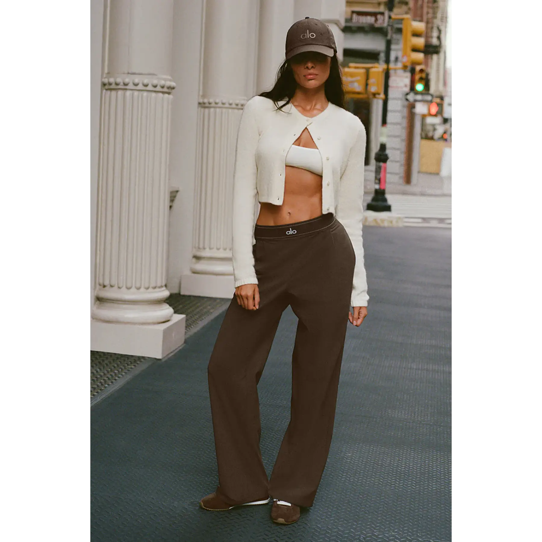 ALO YOGA - Suit Up Trouser (Regular) - Espresso