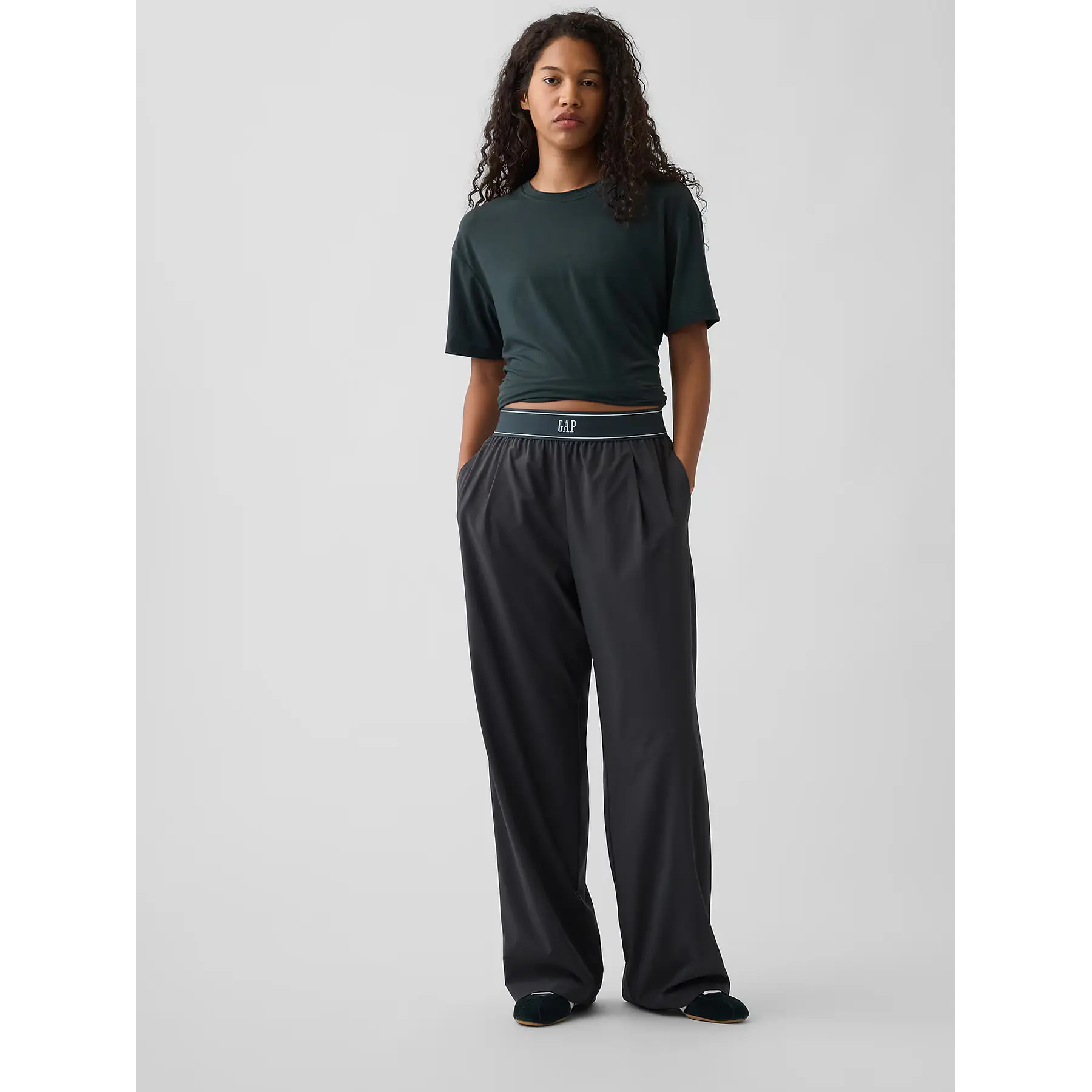 GapFit Pleated Easy Logo Pants - Forest river green