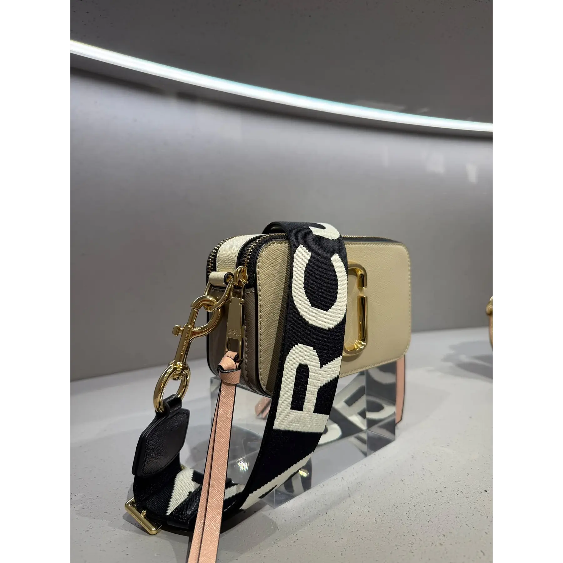 ABONO INDIGO STORE (IMPORTANTE: Marc Jacobs - The Snapshot Khaki Multi $339.990)