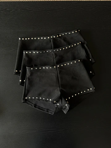  micro short gamuza tachas negro