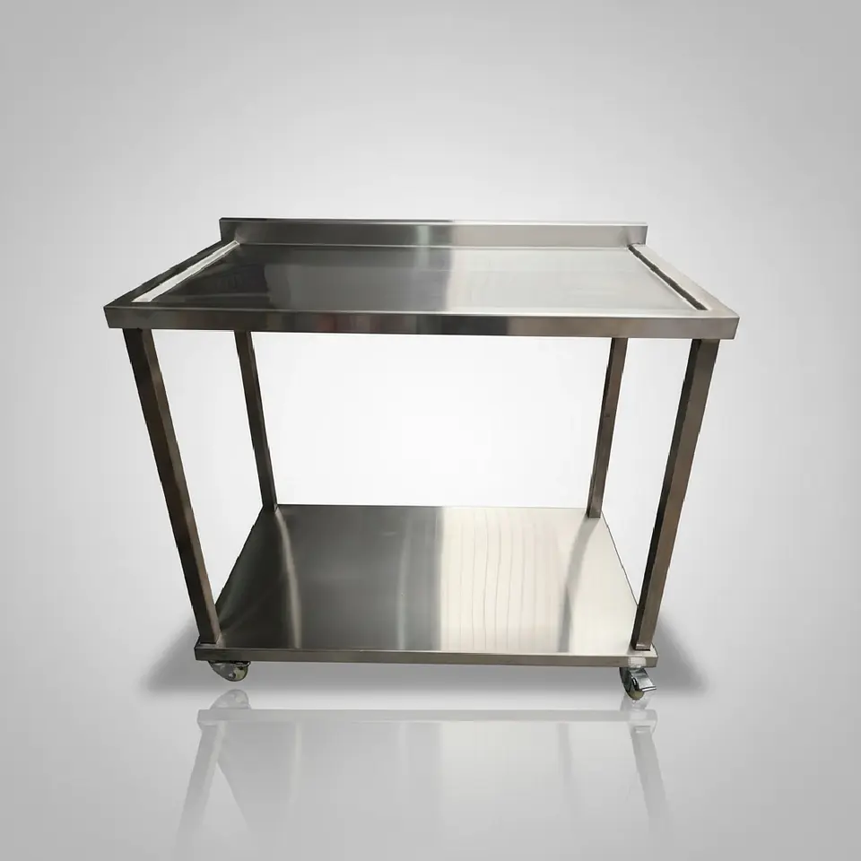 Mesa de Trabajo en Acero Inoxidable con Entrepaño y Ruedas (Con Salpicadero) 2