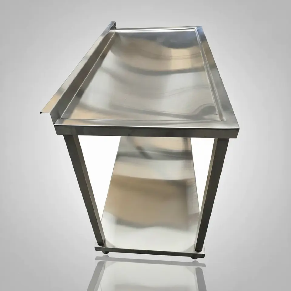Mesa de Trabajo en Acero Inoxidable con Entrepaño y Ruedas (Con Salpicadero) 3