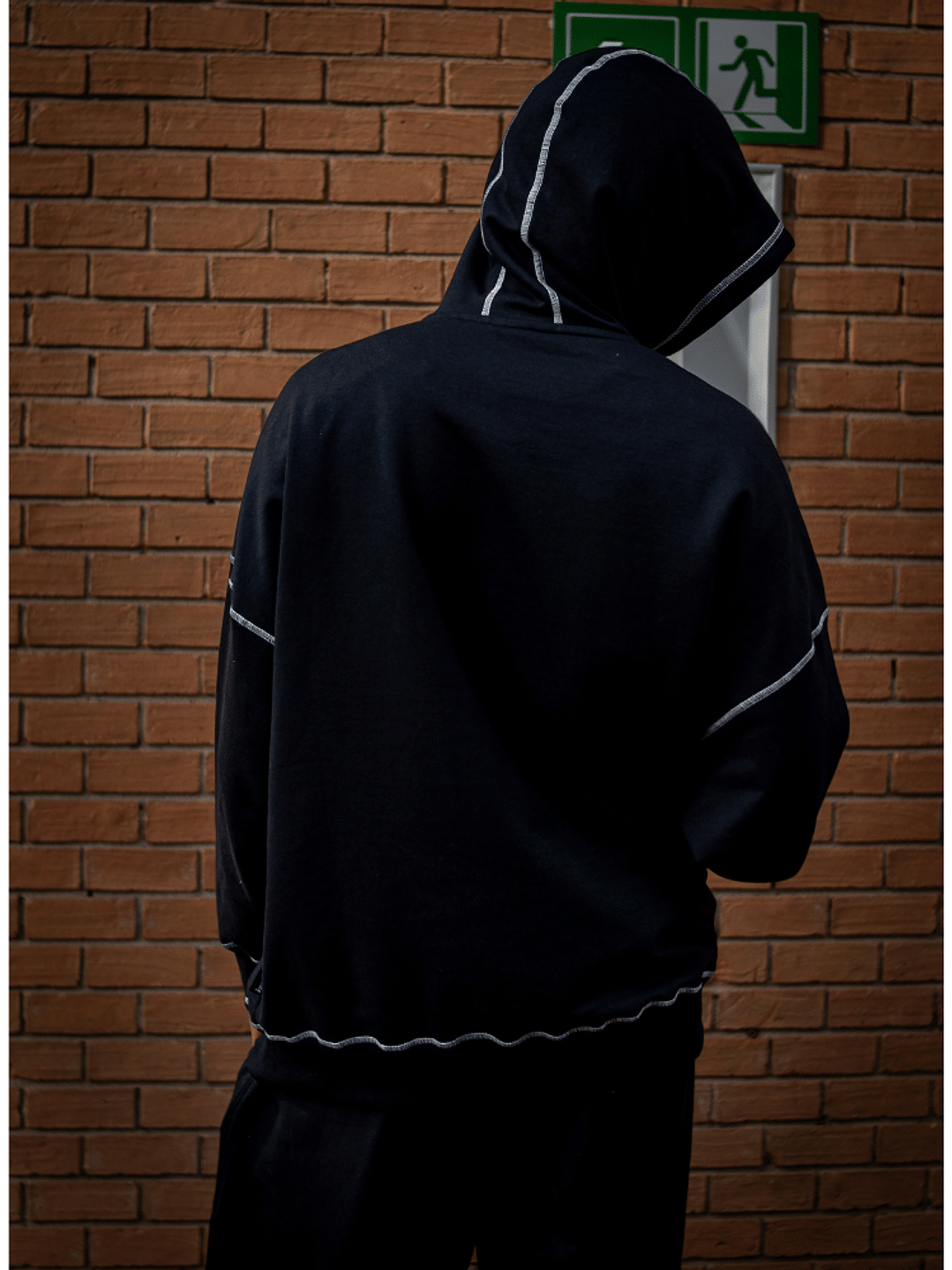 Polerón Negro con Costuras Blancas 3