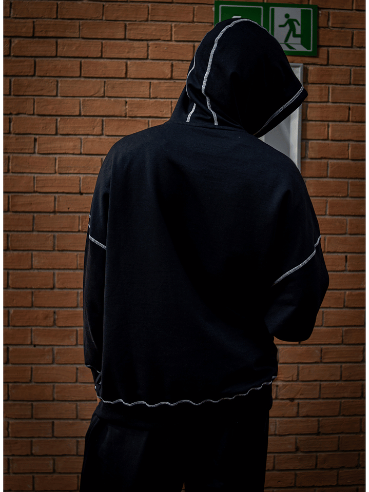 Polerón Negro con Costuras Blancas 3