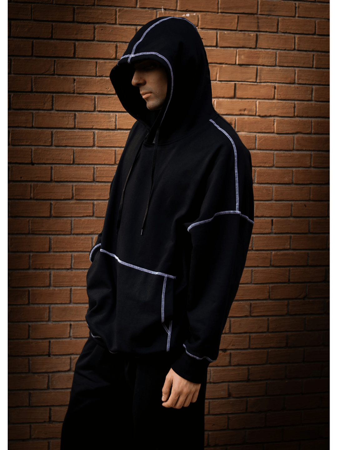 Polerón Negro con Costuras Blancas 2