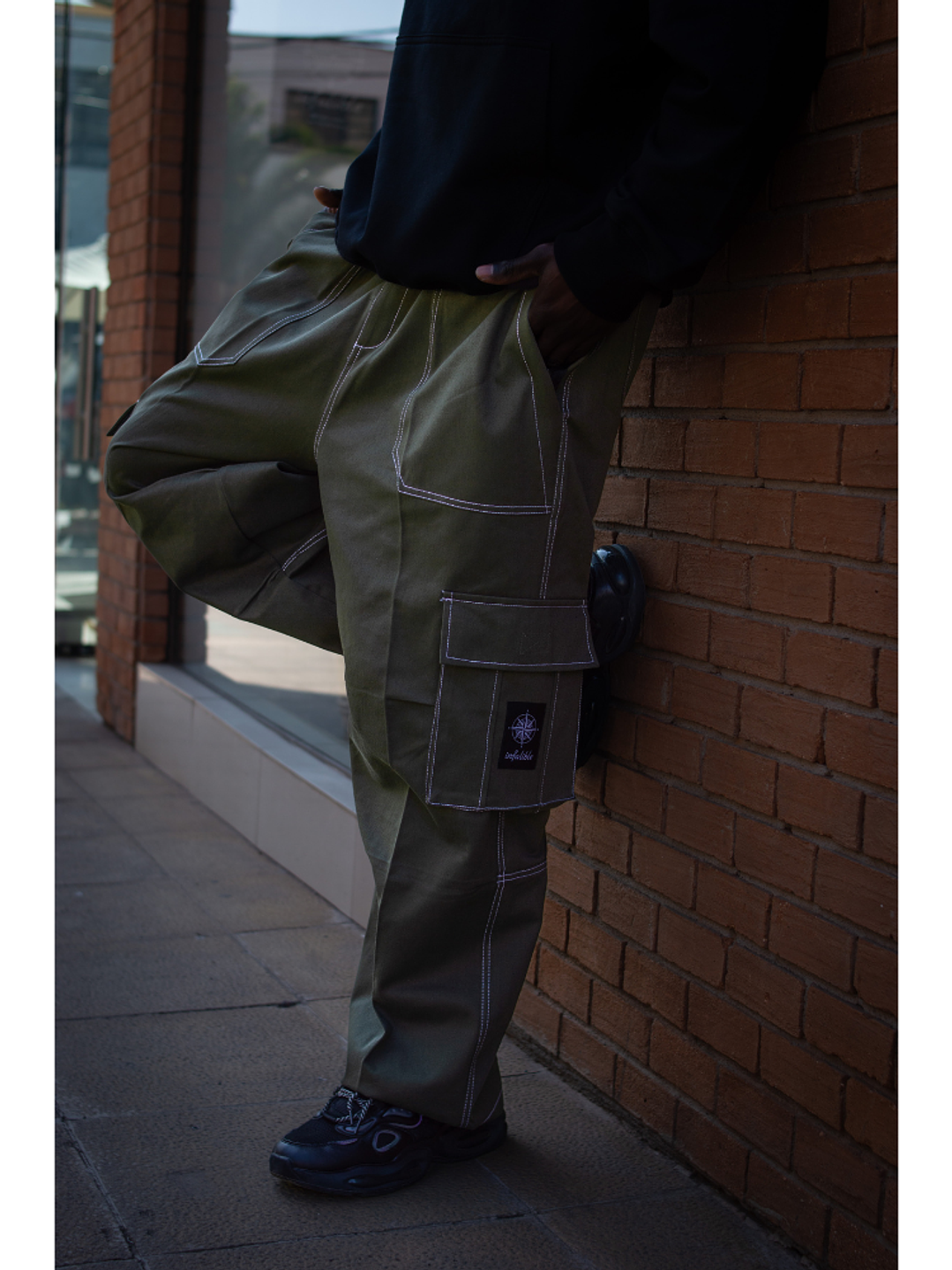 Pantalón Cargo Urbano Verde con Costuras en Contraste  1