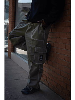 Pantalón Cargo Urbano Verde con Costuras en Contraste 