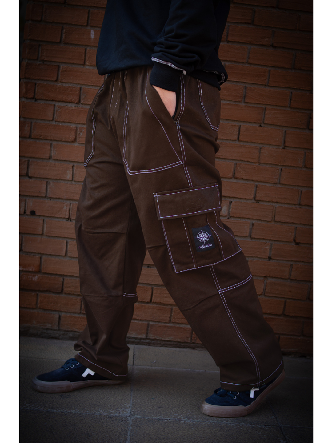 Pantalón Cargo Urbano Marrón con Costuras en Contraste 1