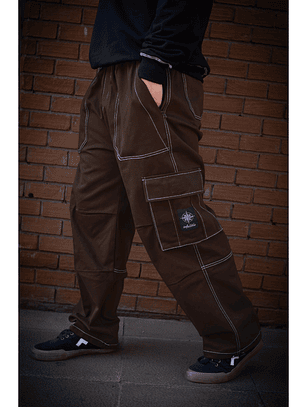 Pantalón Cargo Urbano Marrón con Costuras en Contraste