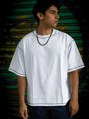 Polera Oversize Blanca Costuras Contrastantes