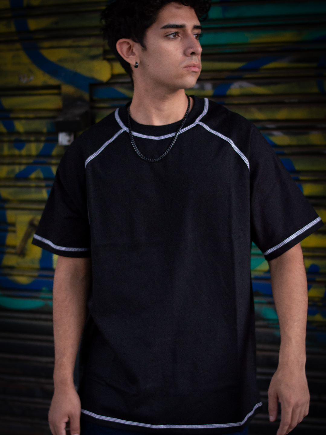 Polera Oversize Negra Costuras Contrastantes 1
