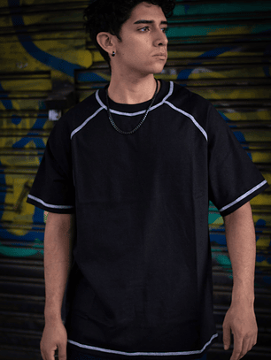 Polera Oversize Negra Costuras Contrastantes