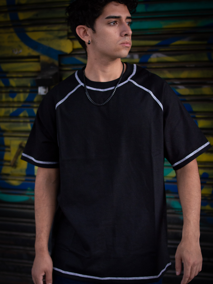 Polera Oversize Negra Costuras Contrastantes 1