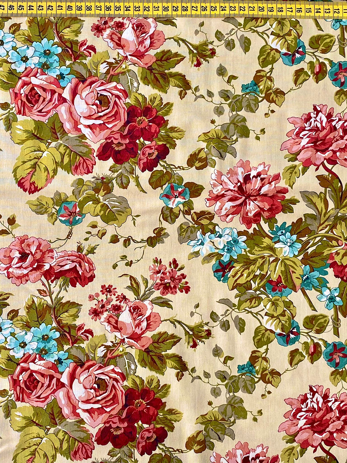 Tecido Com fundo Amarelo Com Rosas 1