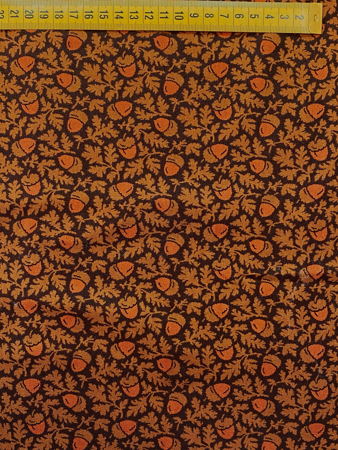 Tecido Castanho Com Bolotas  1