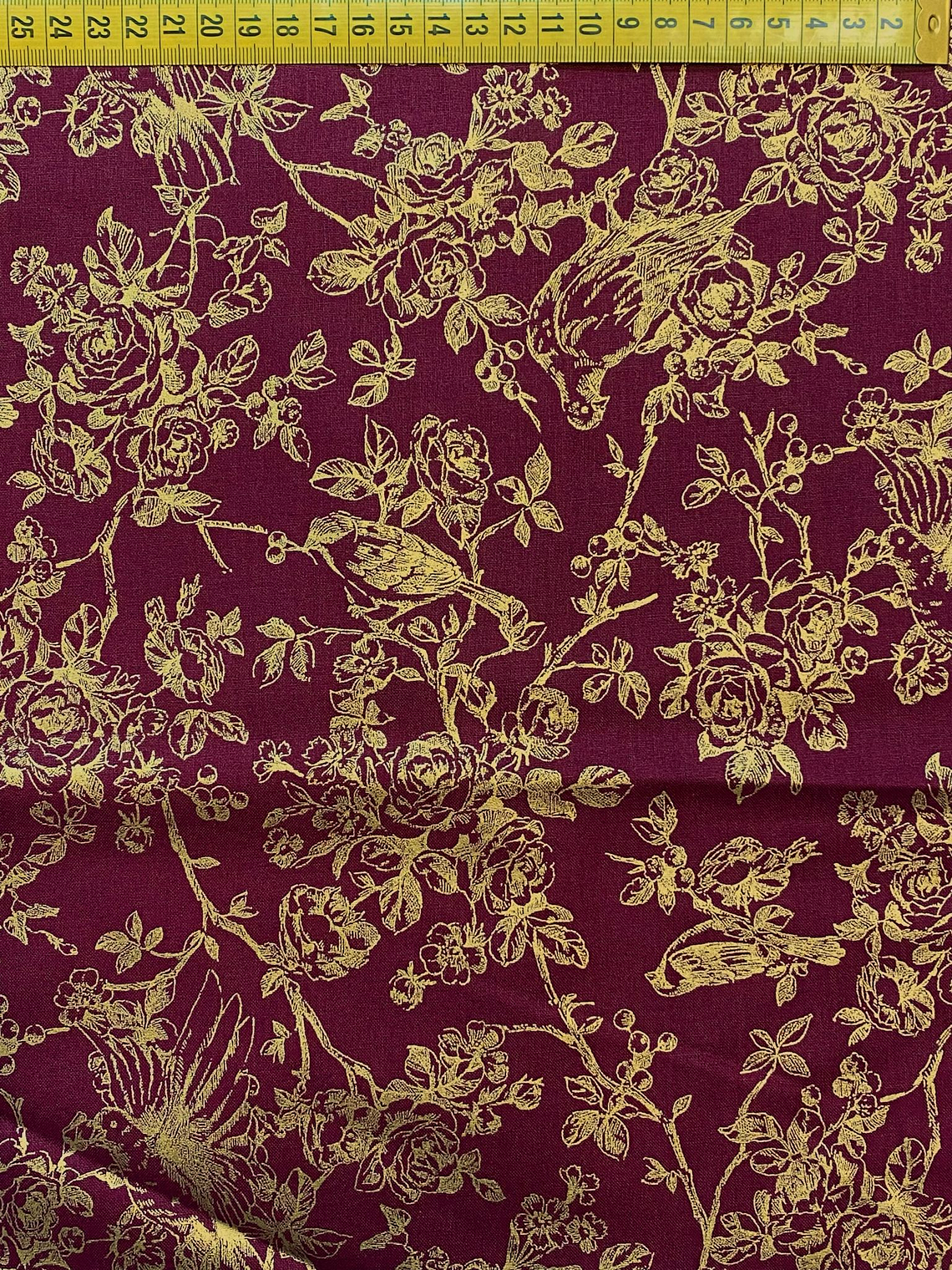 Tecido Cor De Vinho Com Flores Douradas  1