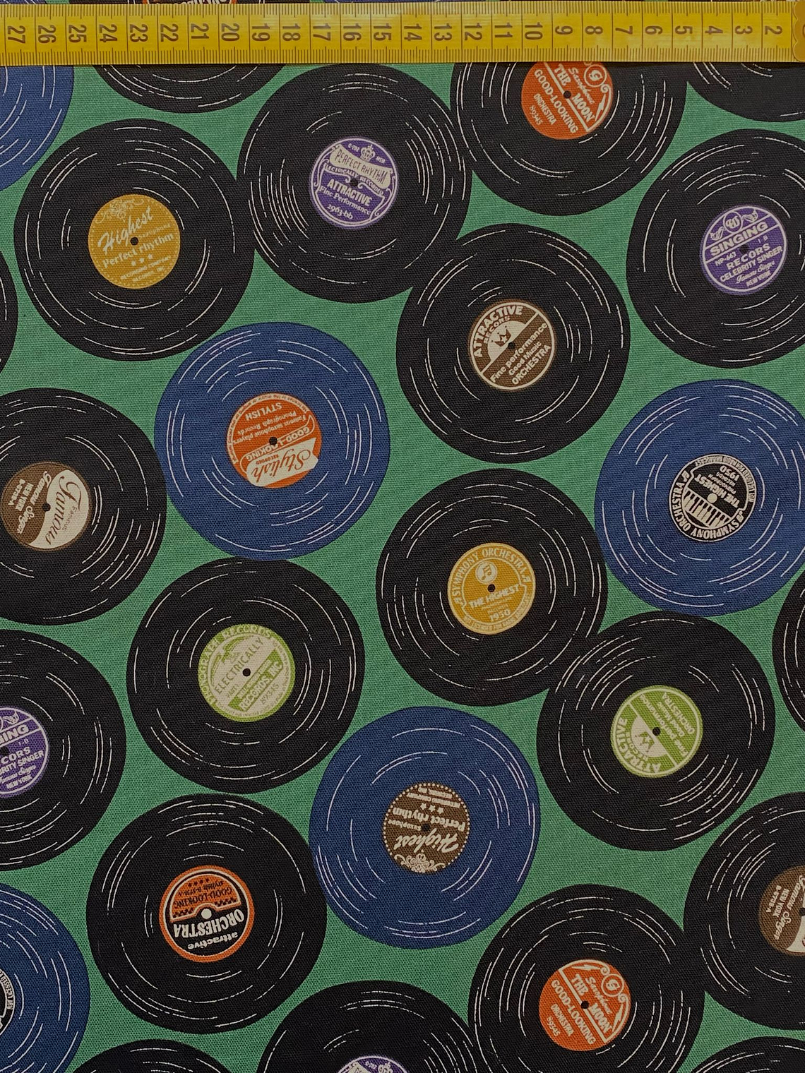 Tecido Fundo Verde Com Discos  1