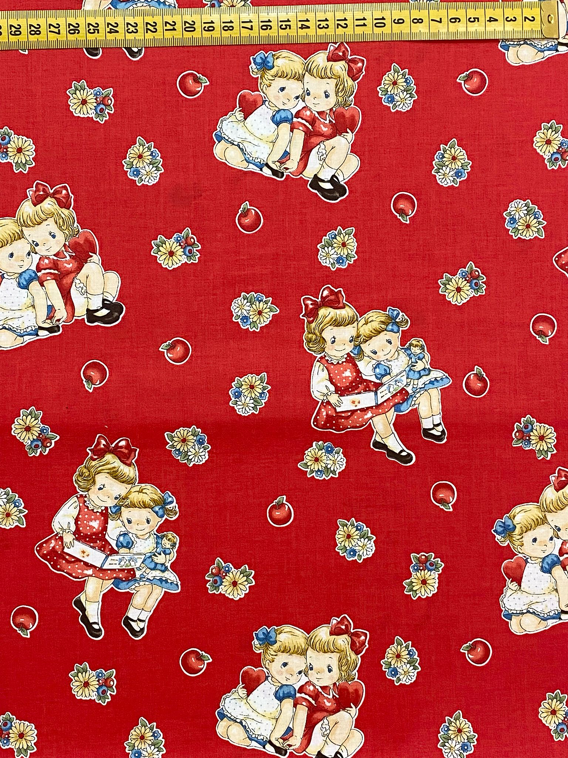 Tecido Vermelho Com Bonequinhas  1