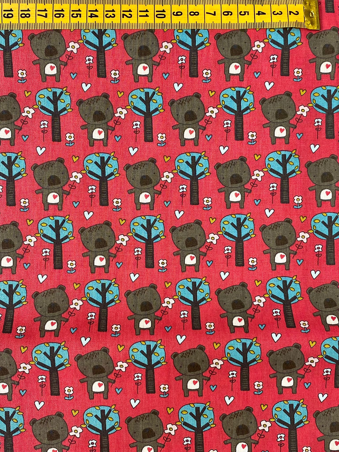 Tecido Com Animaizinhos E Fundo Vermelho 1