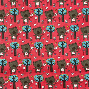 Tecido Com Animaizinhos E Fundo Vermelho