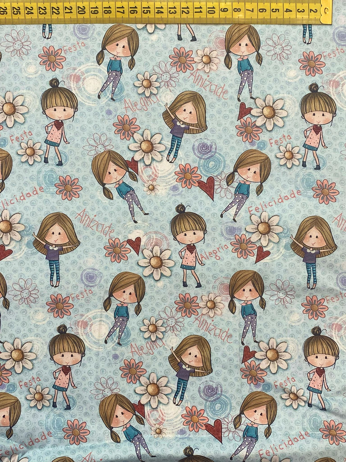 Tecido Com Bonecas E Flores Fundo Azul  1