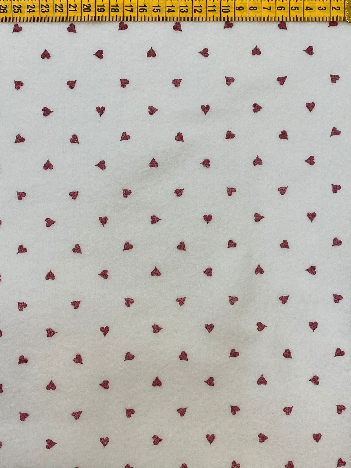 Feltro Branco Com Corações Vermelhos  1