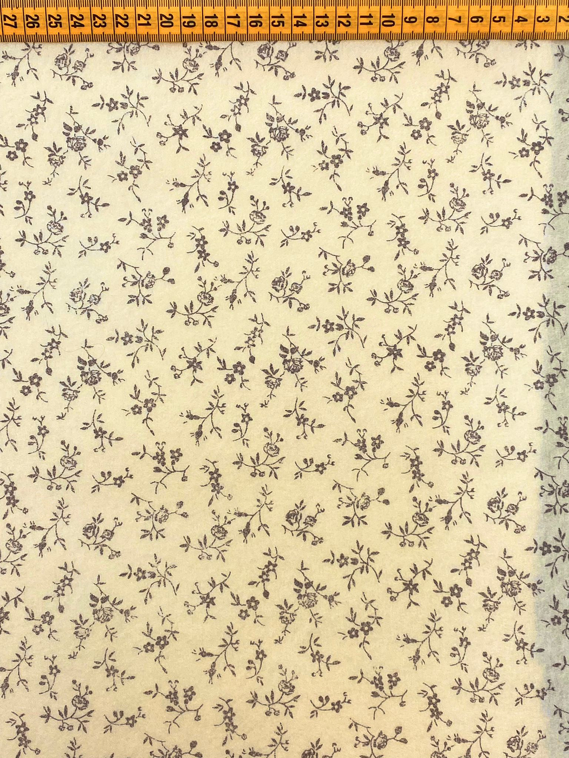 Feltro Cor De Marfim Com Ramagens  1