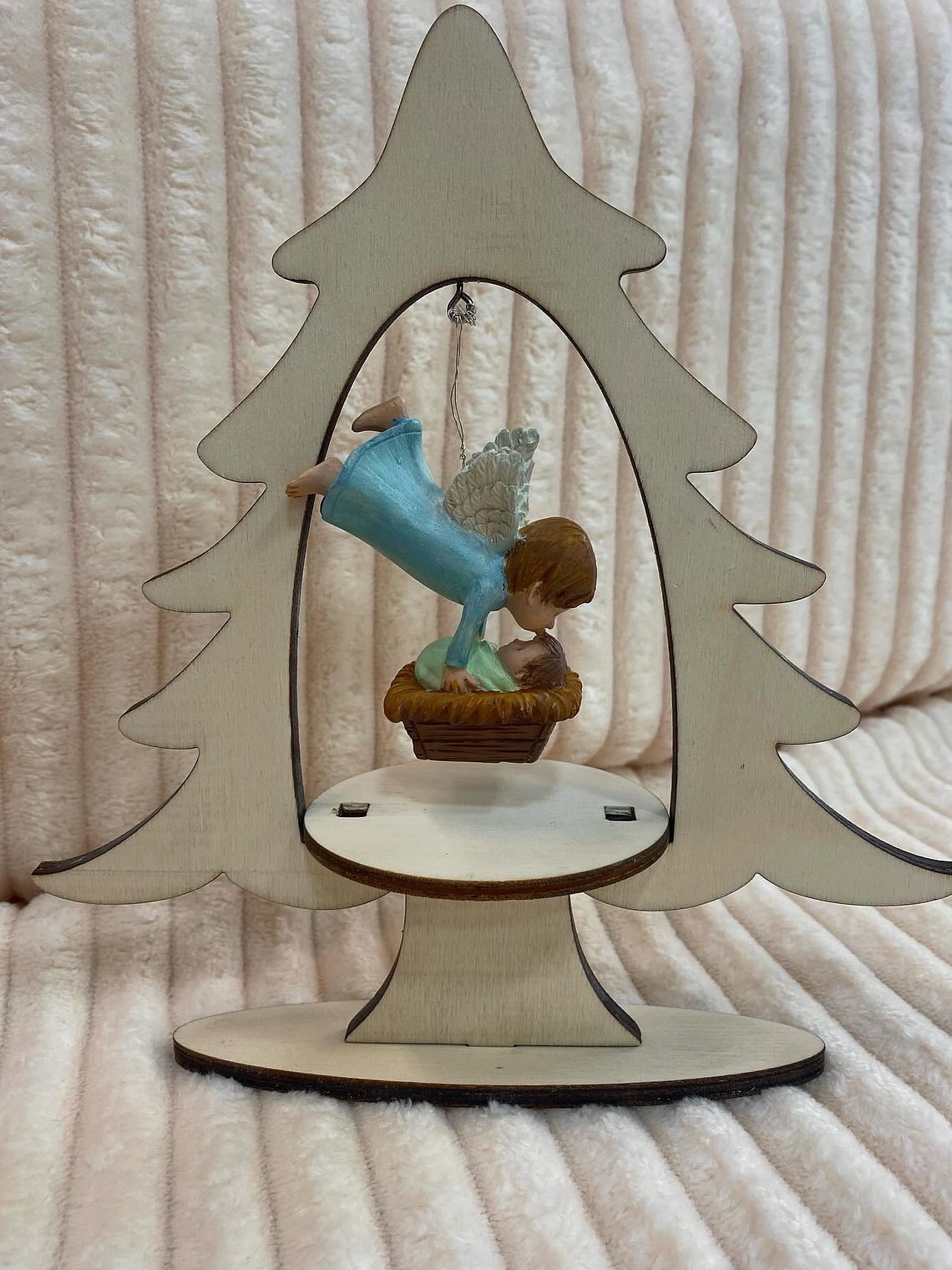 ANJO C/MENINO NO CESTO 2