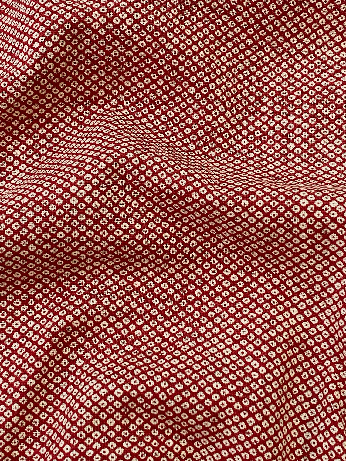 Tecido estampado geométrico vermelho com mini flores brancas 1