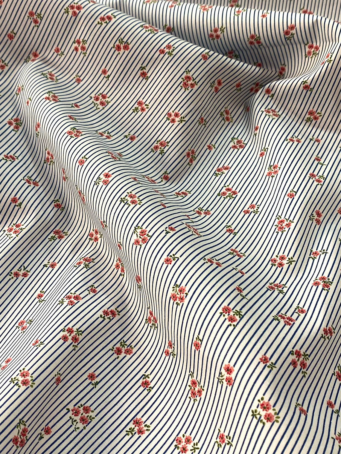 Tecido às riscas com florzinhas  1