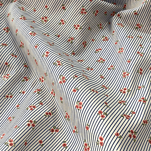 Tecido às riscas com florzinhas 