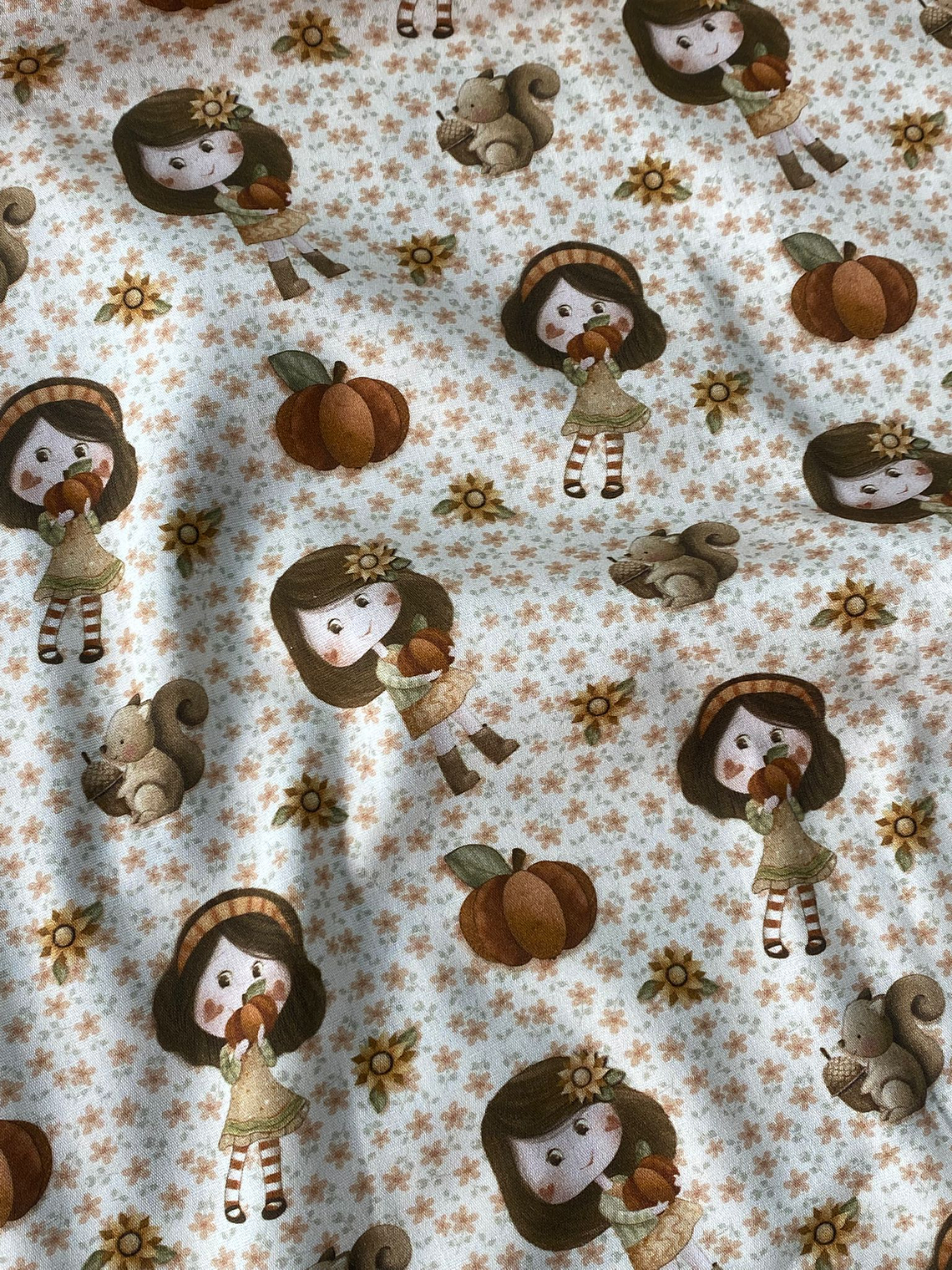 Tecido de outono com bonequinhas 1