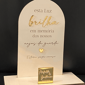 Memorial em madeira com letras em acrílico 