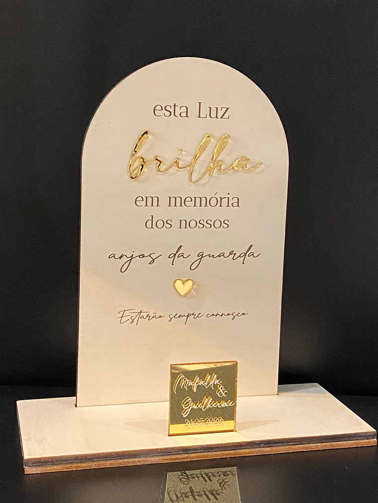 Memorial em madeira com letras em acrílico  1
