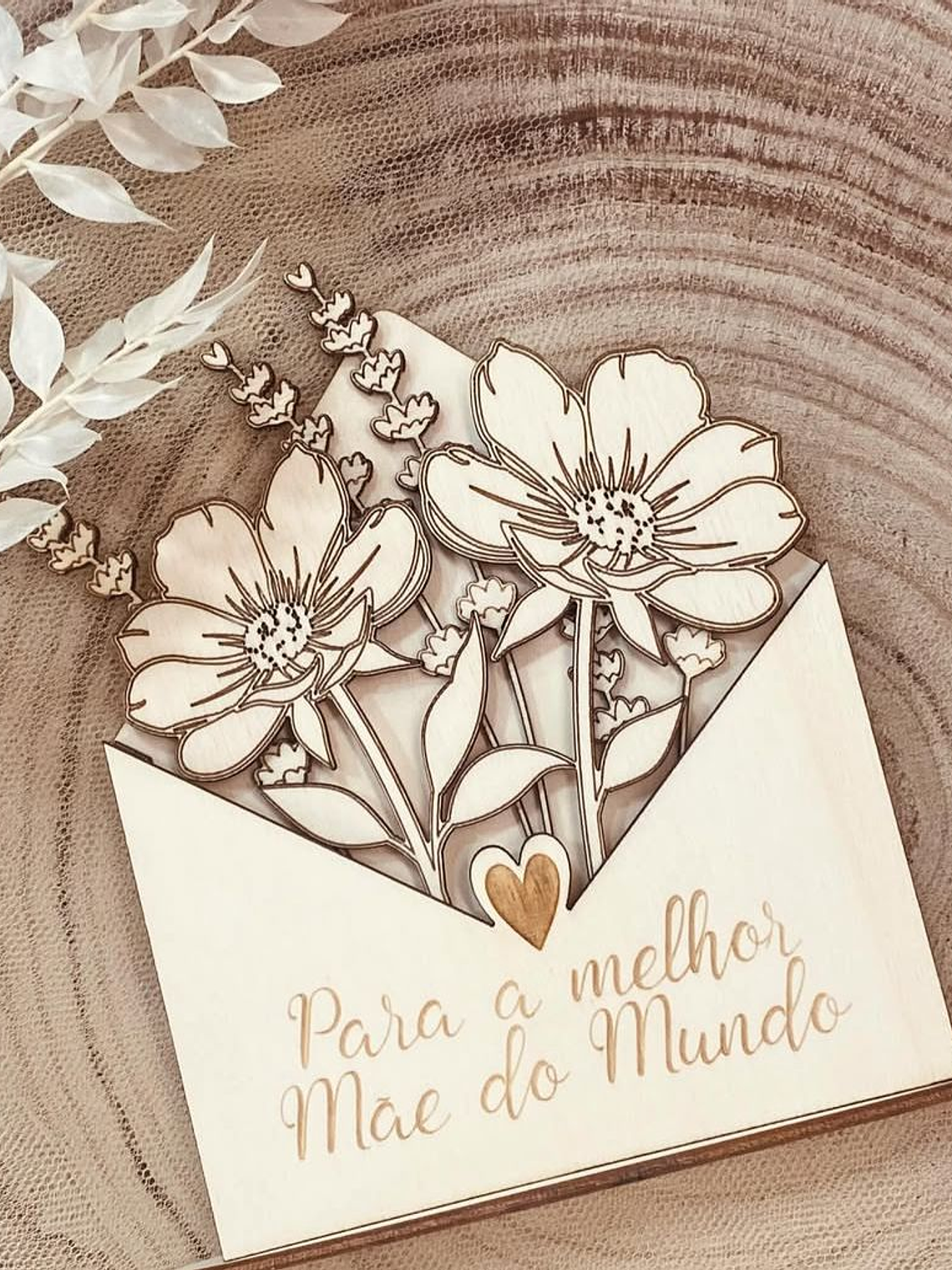 Envelope em madeira com flores para o dia da mãe  1