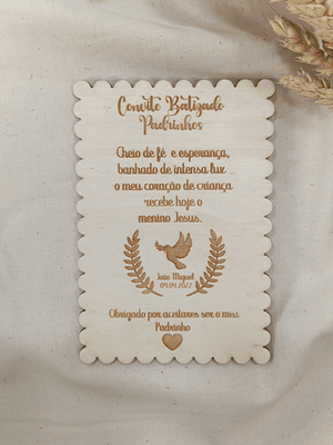 Convite batizado em madeira com gravação a laser
