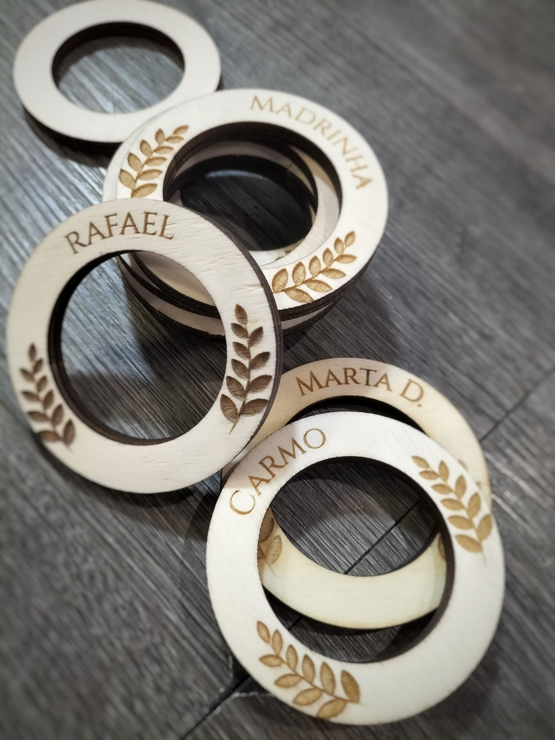 Anéis para guardanapos personalizados em madeira  1