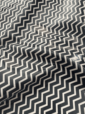 Tecido plastificado em zigzag preto