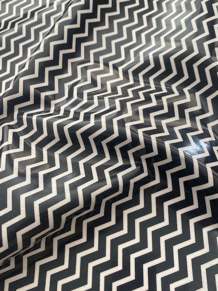 Tecido plastificado em zigzag preto 1