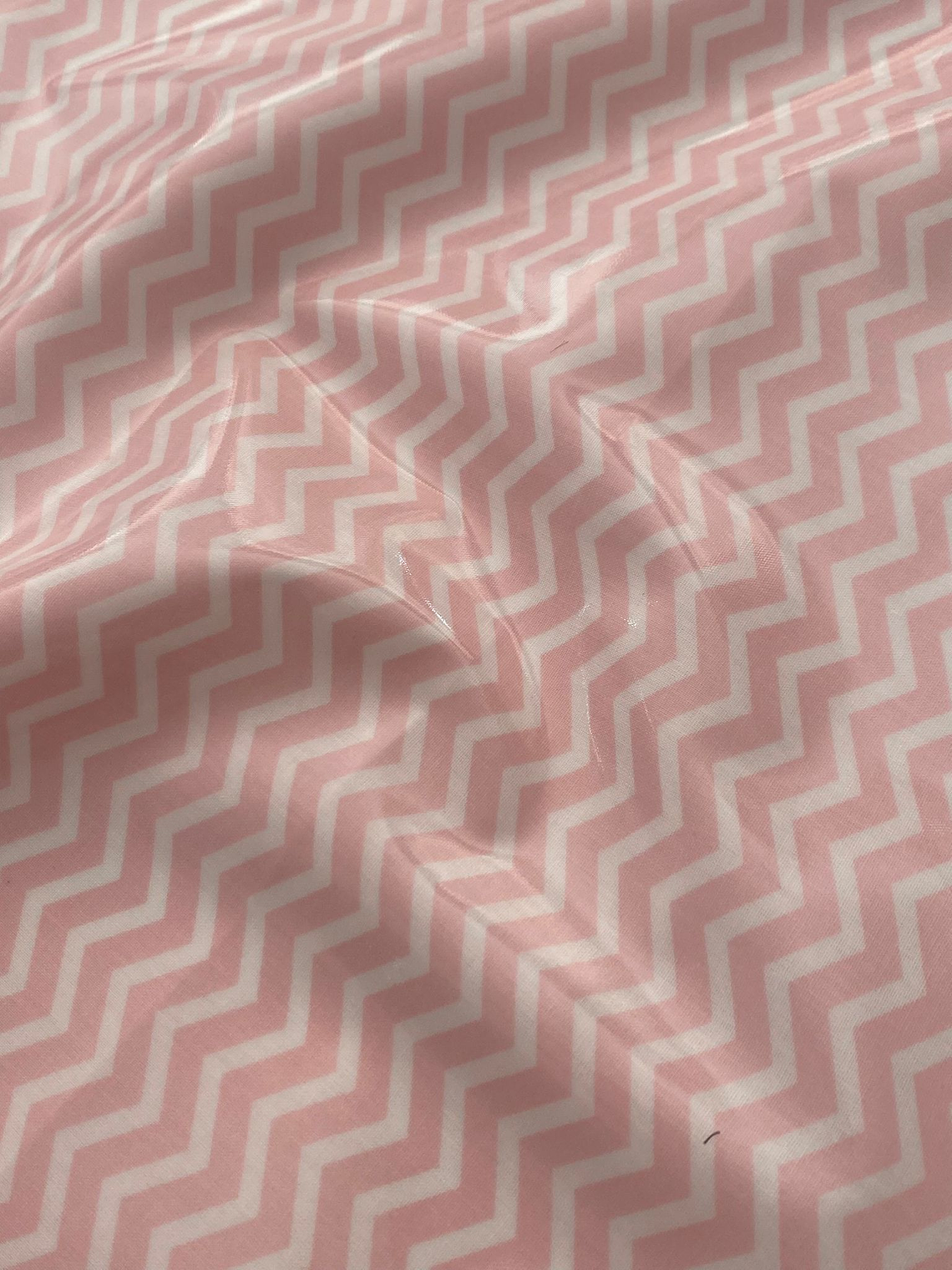 Tecido plastificado em zigzag rosa claro 1