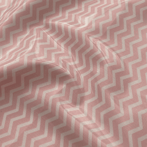Tecido plastificado em zigzag rosa claro