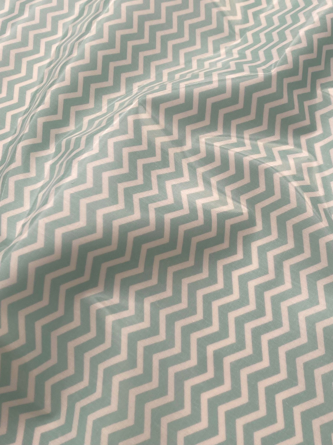 Tecido plastificado verde aos zigzags 1