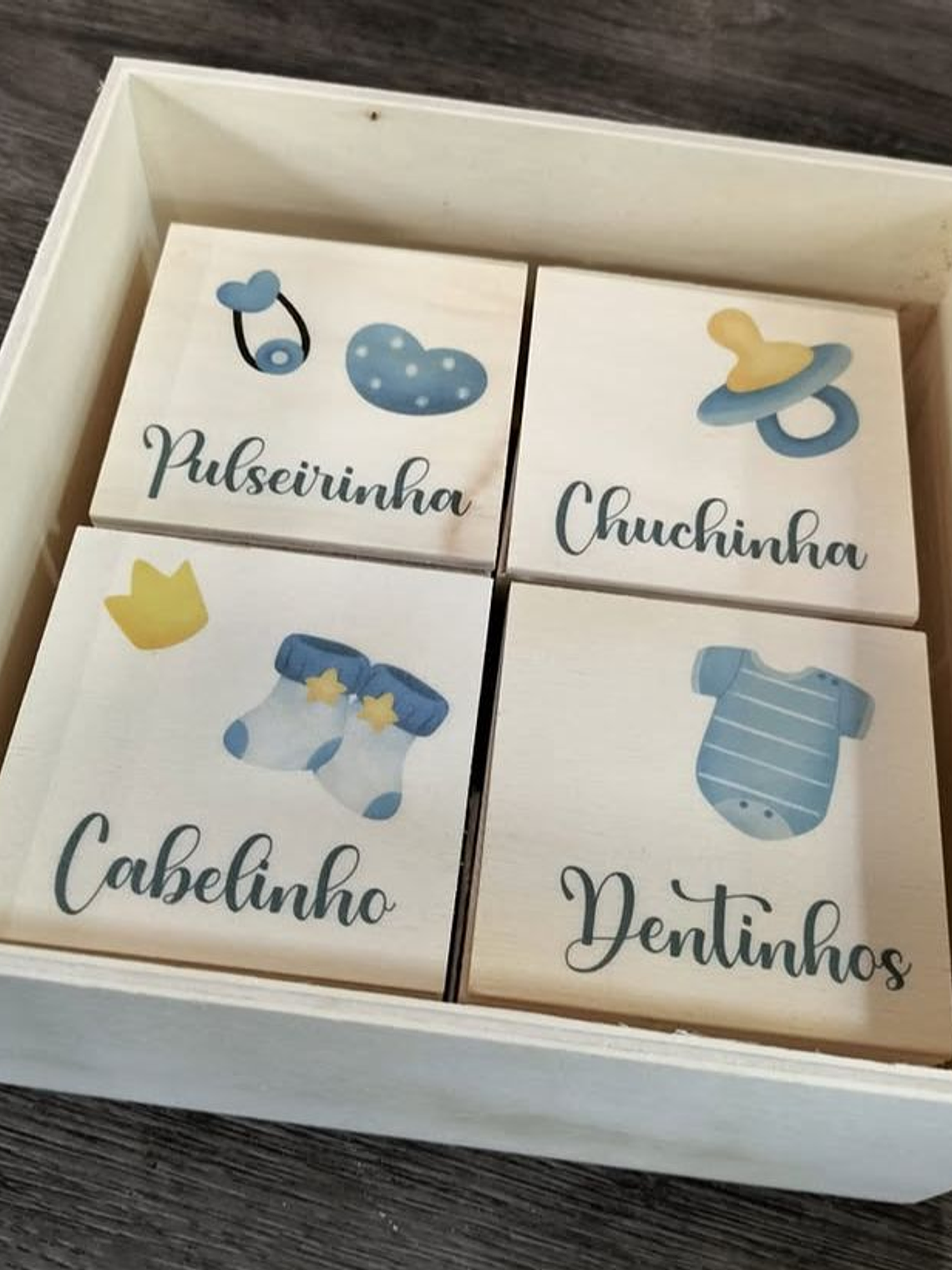Caixa personalizada para bebé com caixinhas dentro 2